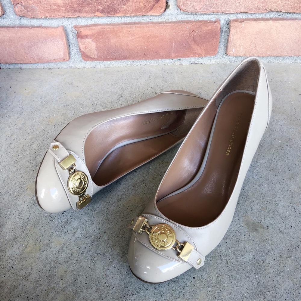 Tommy Hilfiger nude pumps with gold logo